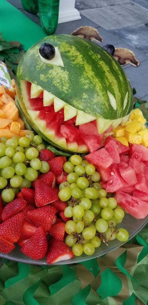 DINO fruit Salad For Kids Dinosaur Birthday Party! So easy to do and everyone loved it! Dinosaur Watermelon Carving, Fruit Salad For Kids, Dino Snacks, Dino Fruit, Watermelon Dinosaur, Dinosaur Watermelon, Kids Dinosaur Birthday Party, Dinosaur Fruit, Dinosaur Snacks