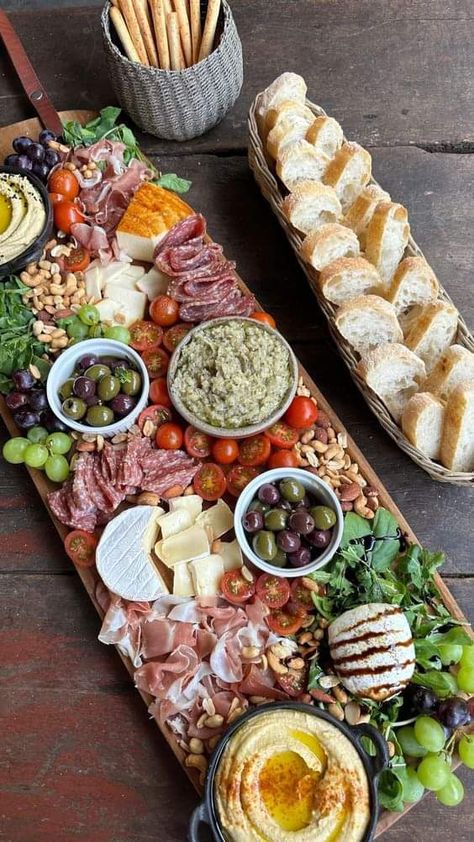 Walmart Charcuterie Board Ideas, Churcutory Board Ideas, Italian Food Party, Charcuterie Plate, Decorações Com Comidas, Party Food Buffet, Catering Ideas Food, Charcuterie Inspiration, Party Food Platters