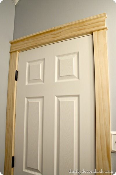 DIY craftsman door trim from Thrifty Decor Chick Diy Craftsman Door, Craftsman Door Trim, Window Casings, Craftsman Trim, Craftsman Decor, Trendy Door, Craftsman Door, Craftsman Farmhouse, Crown Moldings