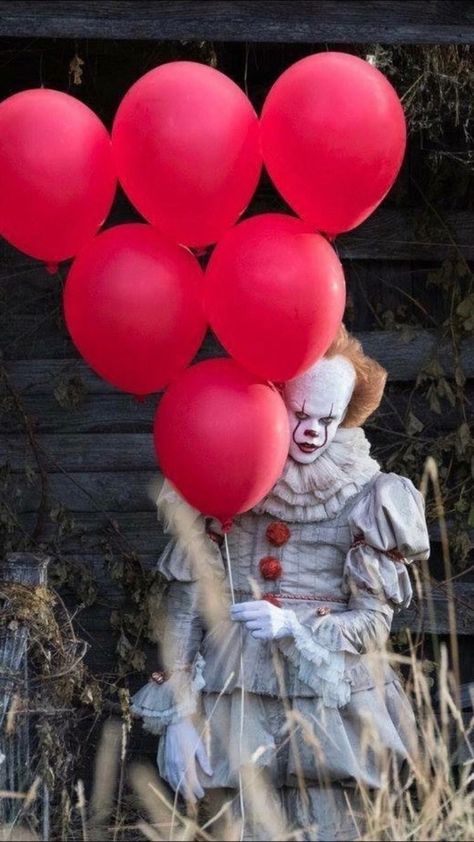 Halloween Screen Savers, Es Pennywise, Bill Skarsgard Pennywise, 70s Disco Party, Horror Photos, Pennywise The Clown, Scary Movie Characters, Pennywise The Dancing Clown, It The Clown Movie