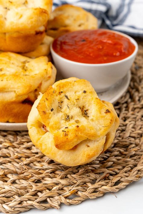 Muffin Tin Pizza Calzones - This Little Home of Mine Muffin Tin Calzones, Muffin Tin Pizza, Mini Calzones, Friday Night Pizza, Homemade Pizza Rolls, Snack Ideas For Kids, Calzone Pizza, Leftover Pizza, Pizza Pockets