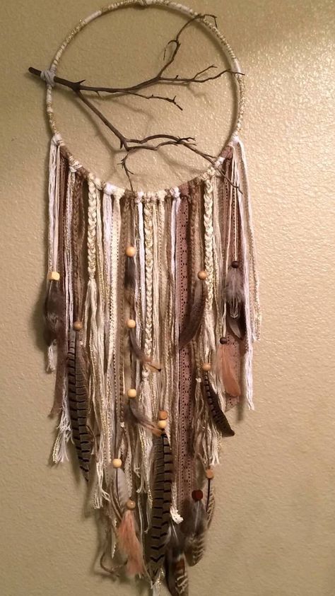 Natural Dream Catcher Diy, Animal Pelt Decor, Dream Catcher Designs Pattern, Diy Macrame Tutorial Videos, Crafts With Feathers, Diy Hippie Decor, Hippie Crafts Diy, Diy Dream Catcher, Atrapasueños Diy