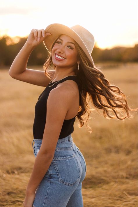 Senior Picture Ideas Country, Aesthetic Senior Photos, Womens Portraits, Sunset Photoshoot Ideas, Country Girl Aesthetic, Fall Senior Photos, Candid Portraits, Fall Senior Portraits, Golden Hour Aesthetic