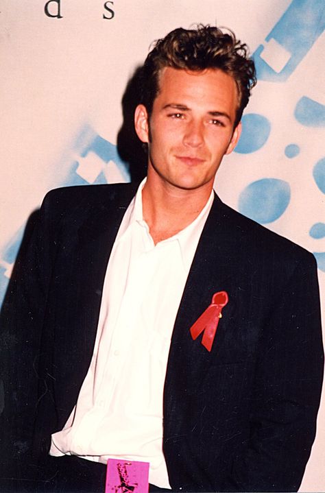 Pin for Later: The Most '90s-tastic Moments From the MTV Movie Awards Luke Perry smoldered. The Beverly Hills, 90210 heartthrob hit the MTV Movie Awards red carpet in its first year, 1992. Luke Perry 90210, Luke Perry Young, Dylan And Brenda, 90s Guys, 90s Heartthrobs, Dylan Mckay, The Fifth Element, Macaulay Culkin, Luke Perry