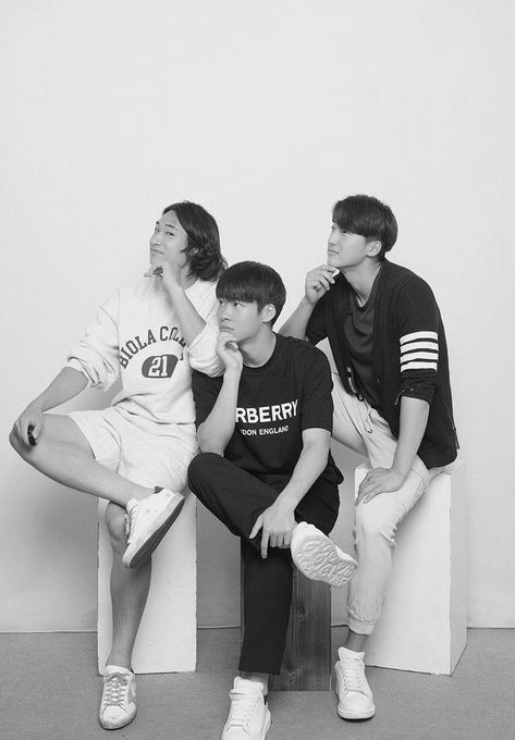 Trio Sitting Pose Reference, 3 Person Group Poses, Photobox Pose, Self Foto, Self Photo Studio, Photo Studio Ideas, Yearbook Photoshoot, Sitting Pose Reference, Group Photo Ideas