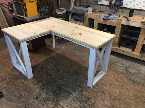 L-shaped desk created using 2x4's and 2x8's L Shaped Desk Diy, Farmhouse Desk Diy, L Shaped Table, L Shaped Desk Plans, Corner Desk Plans, Diy Corner Desk, Diy Desk Plans, Woodworking Desk Plans, Diy Bathroom Design