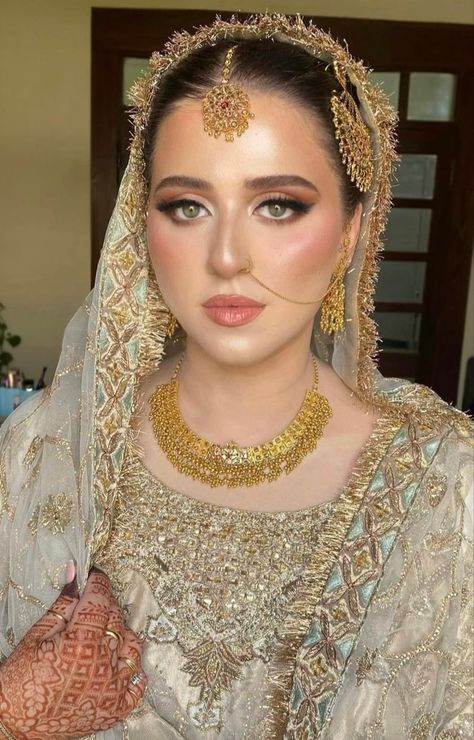 Soft Glam Pakistani Bridal Makeup, Shaadi Makeup, Nikkah Look, Nikkah Makeup, Mehndi Jewellery, Bridal Makeup Indian, Jewellery Makeup, Fancy Shawl, Pakistani Bridal Makeup