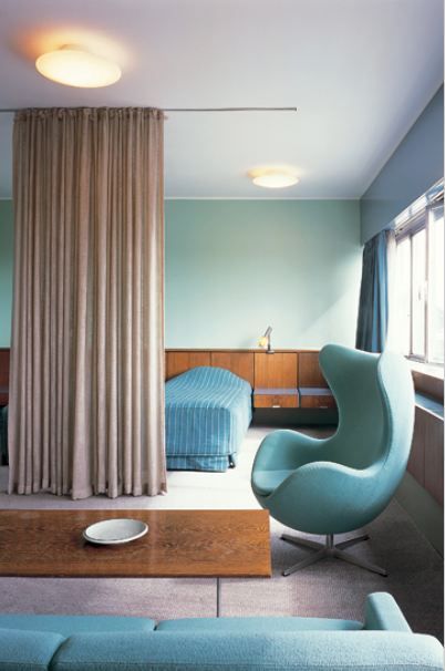 Copenhagen - Radisson SAS Royal Hotel, Room 606 by Arne Jacobsen (1955-1960) Scandinavian Architecture, Deco Studio, Royal Hotel, Arne Jacobsen, Ikea Hacks, A Chair, My New Room, Hotels Room, Interior Inspiration