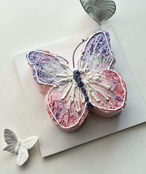 Butterfly Shaped Cakes, Butterfly Cake Aesthetic, Butterfly Shape Cake, Butterfly Shaped Cake, Zoe Cake, Diy Birthday Ideas, Cake Butterfly, 1st Birthday Cake Ideas, Minimal Cake