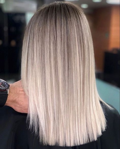 Platinový Blond, Blonde Ombre Hair Color, Blonde Ombre Hair, Ombre Hair Color Ideas, Medium Length Blonde Hair, Hair Blond, Ombre Hair Blonde, Cool Blonde Hair, Dyed Blonde Hair