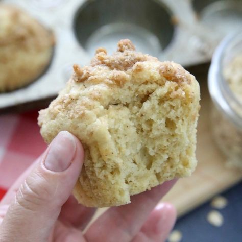 These instant oatmeal muffins are a delicious easy breakfast. The oatmeal gives them great texture and flavor! Quick breakfast recipe idea. Instant Oatmeal Muffins, Oatmeal Muffin Recipe, Instant Oatmeal Recipes, Maple Brown Sugar Oatmeal, Homemade Breakfast Recipes, Instant Oatmeal Packets, Oatmeal Muffin Recipes, Muffins Easy, Easy Breakfast Recipe