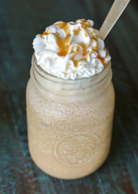 Keto Caramel Frappuccino - It Starts With Good Food Keto Caramel Sauce, Keto Caramel, Chocolate Chip Cheesecake Bars, Caramel Frappuccino, Frappuccino Recipe, Low Carb Drinks, Caramel Recipes Sauce, Chocolate Chip Cheesecake, Keto Chocolate Chips