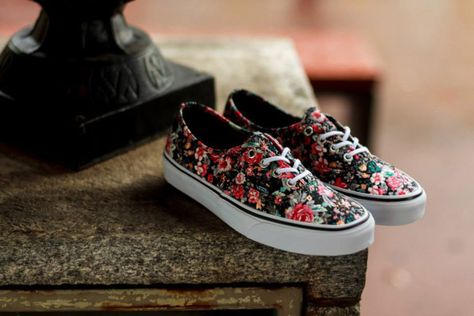 Vans Authentic Multi-Floral Tennis Vans, White Leather Sneakers Men, Floral Vans, Vans Outfit, Pattern Shoes, Nike Free Shoes, Vans Authentic, Shoes Outlet, Vans Authentic Sneaker