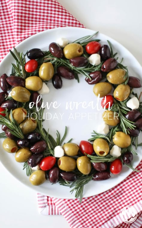 Olive Wreath Holiday Appetizer - easy Christmas appetizer recipe Holiday Appetizers Christmas, Christmas Appetizers Easy, Recipe Thanksgiving, Appetizers Christmas, Holiday Appetizers Easy, Holiday Appetizers Recipes, Olive Wreath, Christmas Recipes Appetizers, Decorações Com Comidas