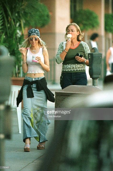 News Photo : 19-year-old pop star Christina Aguilera, pictured... Port Outfit, Outfit Ideas Hot Weather, Air Port Outfit, Air Port, Eating Ice, Eating Ice Cream, Christina Aguilera, Hot Weather, Pop Star