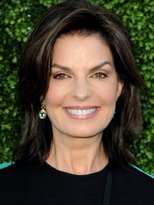 The new length I'm looking for, layers. Sela Ward, Hair Shades, Ageless Beauty, Aging Gracefully, Famous Faces, Delaware, Pretty Woman, Medium Hair Styles, Womens Hairstyles