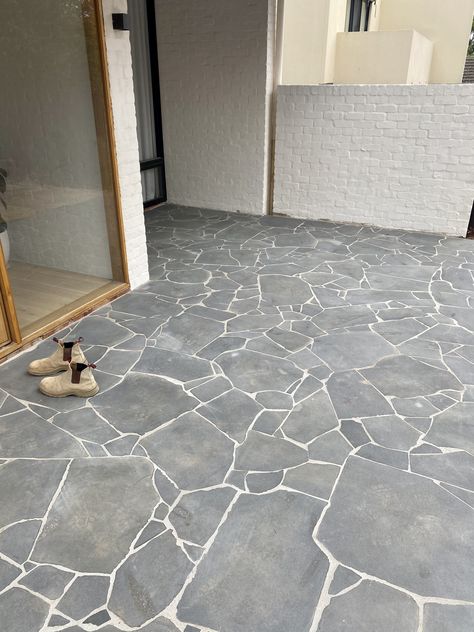 Outside Tiles Patio, Backyard Patio Tiles, Tile Outside Patio, Carport Floor Ideas, Outdoor Floor Tile Design, Backyard Floor, Outdoor Concrete Floors, Marble Architecture, Flagstone Tile