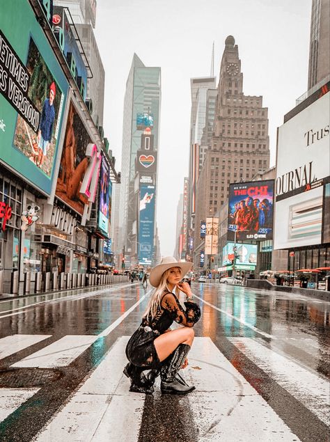 City Cowgirl Aesthetic, City Cowgirl Outfits, Nashville Photoshoot, City Cowgirl, Cowgirl Photoshoot, City Photoshoot, Foto Cowgirl, Nyc Photoshoot, Western Photoshoot