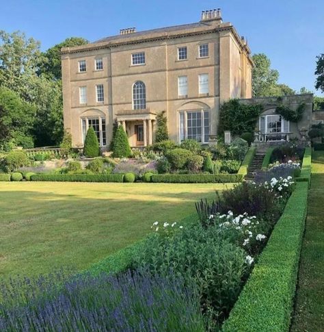 Buxus Hedge, Hedge Garden, Old Money House, Growing Gardens, Front Landscaping, English Country Gardens, Home Garden Design, Magical Garden, English Country House