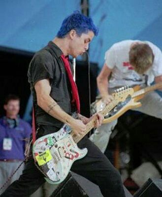 Billie Joe Armstrong and Mike Dirnt of Green Day at the famous Woodstock concert, 1994. Woodstock 1994, Green Day Live, Billy Joe Armstrong, Billie Green Day, Green Day Billie Joe, How Soon Is Now, Tré Cool, Joe Armstrong, Billie Joe Armstrong