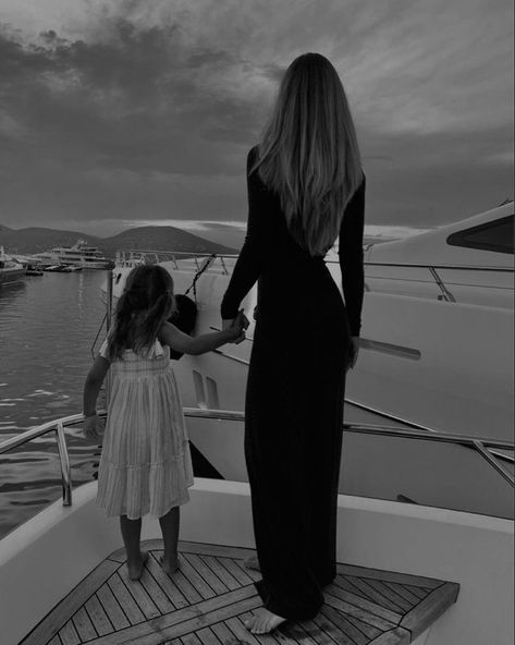 Rich Mom Lifestyle, Mommy Aesthetics, Mom Aesthetic Life, Girl Mom Aesthetic, Mom And Daughter Pictures, Danielle Aesthetic, Mom And Daughter Photos, Rich Mom Aesthetic, Mom Daughter Photos