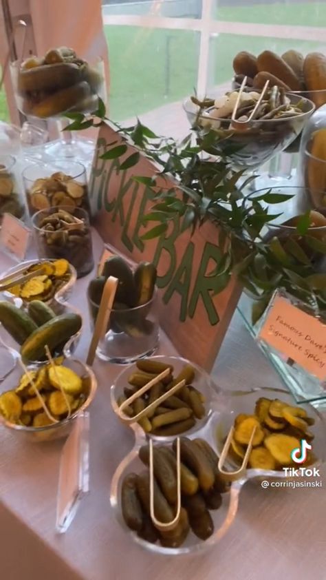 Pickle Party Decorations, Pickle Bar Wedding, Pickle Bar, Backyard Wedding Food, Unique Wedding Food, Backyard Reception, Graduation Party Planning, Reception Food, November Wedding