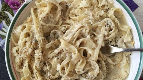 White clam sauce is even easier when you use store-bought Alfredo sauce. Extra garlic and onion gives it a great homemade taste. Creamy Linguine, Clam Sauce Recipe, Linguine And Clams, Clam Sauce Linguine, Seafood Linguine, White Clam Sauce, Linguine Recipes, Clam Sauce, Homemade Alfredo