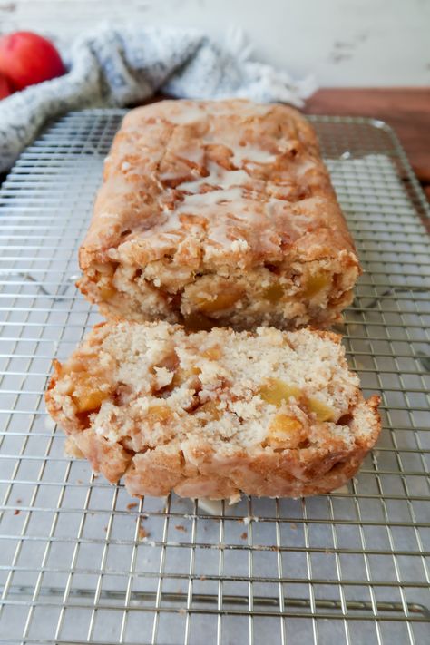 Gluten Free Peach Bread has a fluffy, tender crumb with a middle layer of fresh cinnamon sugar peaches and a homemade powdered sugar glaze on top. This is a great way to use up a couple of summer peaches. You can make this gluten free quickbread for breakfast or dessert. I recommend using fresh peaches for this recipe and not canned. Fresh peaches tossed with cinnamon and sugar. Adding the cinnamon and sugar right to the peaches instead of in the bread mixture really ups the flavor. Peach Fritter Bread, Healthy Peach Bread, Peach Gluten Free Recipes, Ways To Use Fresh Peaches, Gluten Free Peach Bread, Fresh Peach Recipes Healthy, Gluten Free Peach Dessert, Peach Gluten Free, Gluten Free Peach Recipes