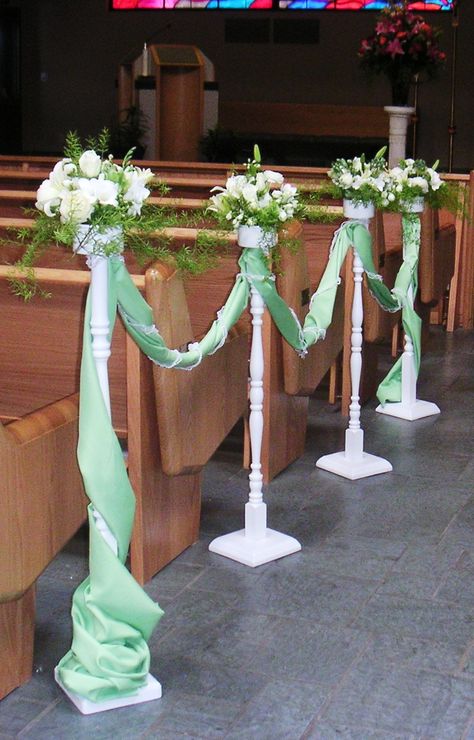 Wedding Ceremony Backdrop Diy, Wedding Church Aisle, Wedding Isles, Wedding Decors, Church Wedding Decorations, Church Flower Arrangements, Wedding Aisle Decorations, Wedding Ceremony Backdrop, Wedding Floral Centerpieces