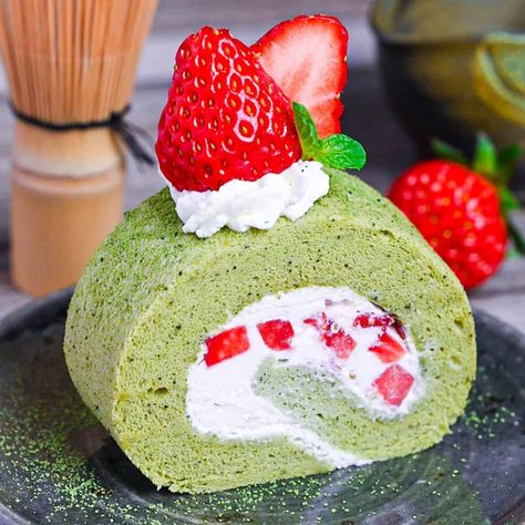 How to make light, fluffy, melt-in-mouth Matcha Roll Cake with delicious vanilla cream and fresh strawberries, perfect for any occasion! Matcha Roll Cake Recipe, Matcha Strawberry Cake, Sudachi Recipes, Japanese Roll Cake, Matcha Roll Cake, Strawberry Roll Cake, Japanese Dessert Recipes, Sponge Cake Filling, Matcha Aesthetic