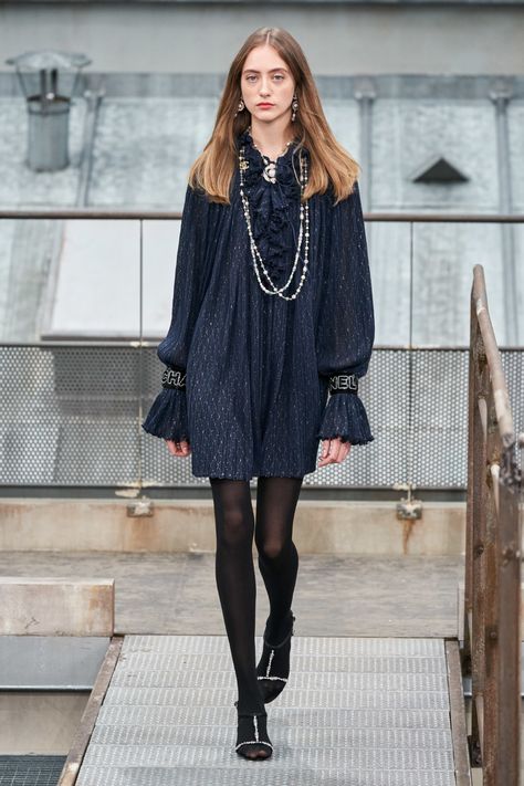 Chanel Spring 2020 Ready-to-Wear Collection - Vogue Chanel 2020, Moda Chanel, Chanel Dress, Moda Paris, Chanel Spring, Power Dressing, Chanel Fashion, Fashion Show Collection, Fashion 2020