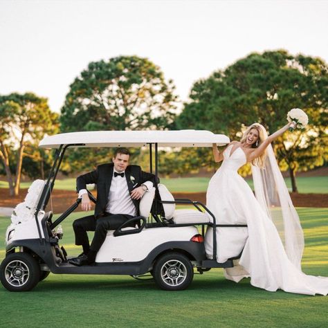 #bride #groom #golfcart #justmarried #funwedding #countryclubwedding #clubwedding #golfcoursewedding #golfcartwedding #wedding #couplegoals #groomssuit #bridal #weddingphotography Golf Wedding Pictures, Golf Cart Wedding Photos, Golf Wedding Decor, Buggy Photoshoot, Golf Wedding Photos, Wedding Golf Cart, Golf Course Wedding Photos, Video Pernikahan, Wedding Parties Pictures