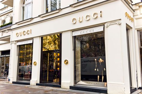 Gucci Store Exterior, English Style House, Profile Love, Brand Profile, Exterior Facade, Art Shopping, Shop Facade, China Architecture, Storefront Signs