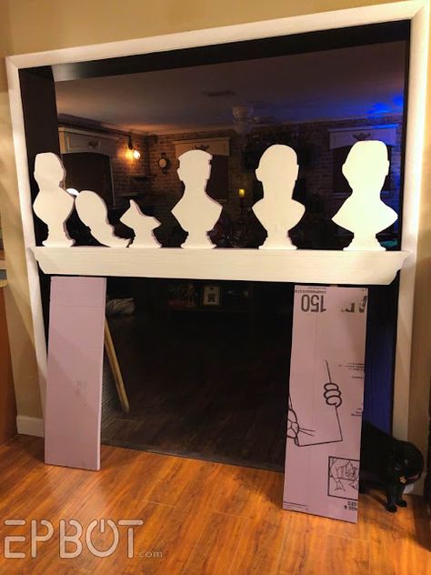 Disney Halloween Diy, Creepy Halloween Props, Haunted Mansion Decor, Disney Halloween Parties, Haunted House Diy, Haunted Mansion Halloween, Movie Decor, Spooky Movies, Disney Haunted Mansion