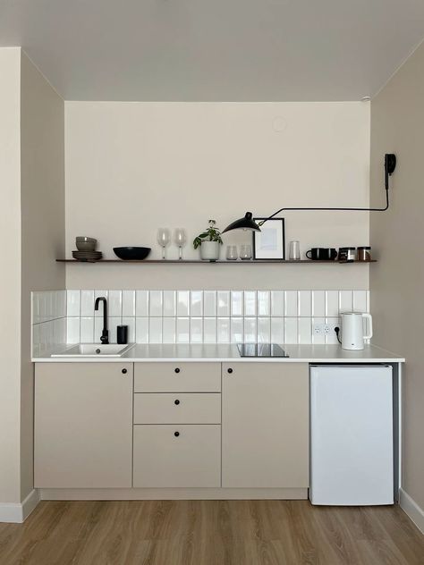 Kitchen Cabinet Small Apartment, Small Flat Kitchen Ideas, Small Flat Kitchen, Scandi Kitchen Ideas, Minwax Stain Colors, Mini Apartments, Minwax Stain, Small Kitchen Decor, Wood Stain