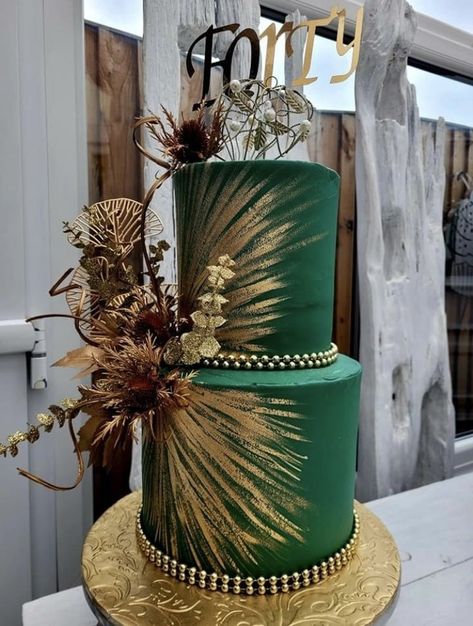 Champagne Cake Design, Emerald Wedding Cake, Wedding Cake Emerald Green, Green Birthday Cakes, Blue Velvet Cakes, Extravagant Wedding Cakes, Champagne Cake, Cake With Flowers, Big Wedding Cakes