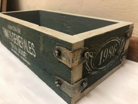 Old Tool Boxes, Wooden Box Diy, Stencil Decor, Wood Craft Projects, Farmhouse Crafts, Vintage Boxes Wooden, Decoupage Box, Art Decor Diy, Decoupage Vintage