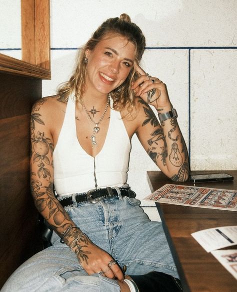 Blonde Tattoo, Tattoos Instagram, Tattooed Woman, Traditional Tattoo Sleeve, Tattoed Women, Alt Girls, Hippie Style Clothing, Boy Tattoos, Sleeve Tattoos For Women