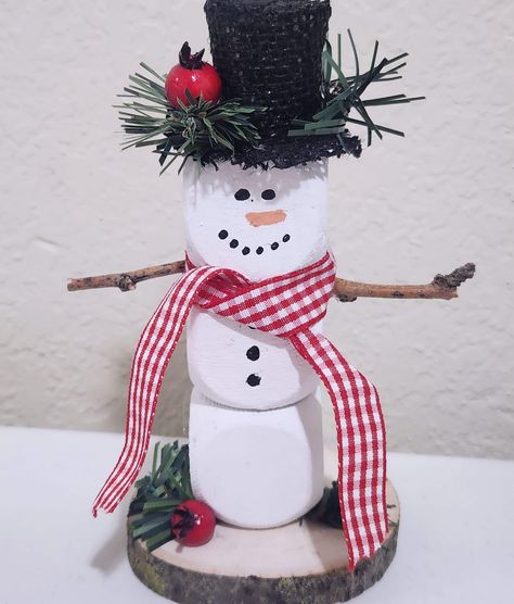 Dollar Tree Dice Snowman, Dice Snowman, Baseball Snowman, Country Christmas Crafts, Scarecrow Hat, Wood Snowman, The Scarecrow, Diy Snowman, Crafts Decor