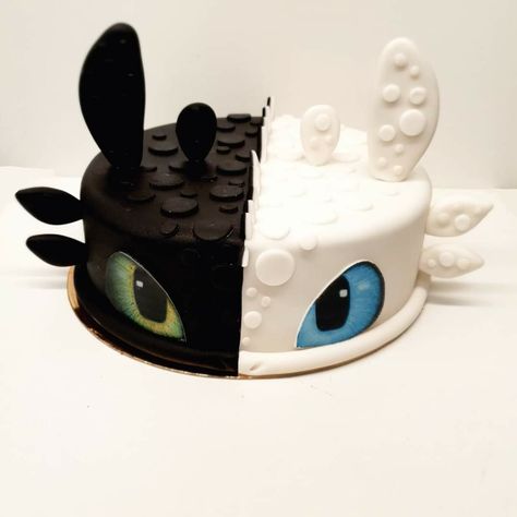 Light Fury Cake, Night Fury Cake, Toothless Birthday Party Ideas, Toothless Theme Party, How To Train Your Dragon Cake, Toothless Cake Ideas, Toothless Birthday Cake, Birthday Cake Ideas For Boys, Cake How To Train Your Dragon