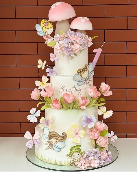 Garden Fairy Cake Ideas, Woodland Fairy Cake, Fairy Garden Birthday Cake, Garden Birthday Cake, Fairy Theme Birthday Party, Fairy Garden Cake, Bolo Panda, Fairy Birthday Cake, Wonderland Cake