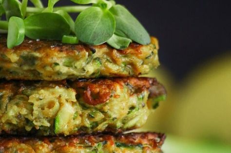 Crispy baby marrow fritters recipe Paleo Zucchini Recipes, Greek Zucchini, Marrow Recipe, Zucchini Burger, Zucchini Patties, Keto Side Dishes, Low Carb Lunch, Low Carb Gluten Free, Zucchini Recipes