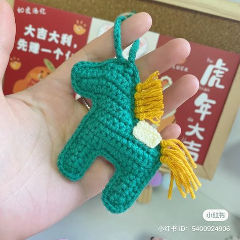 Crochet Horse Applique, Cute Crochet Keychains, Crochet Horse Bookmark Free Pattern, Mini Horse Crochet Pattern Free, Horse Keychain Crochet, Crochet Bird Keychain, Crochet Keychains, Horse Keychain, Horse Pattern