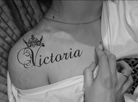 Victoria Name Tattoo, Wrist Tattoo Designs For Women, Victoria Tattoo, Victoria Name, Name Lettering, Wrist Tattoo Designs, Couple Tattoos Unique, Tattoo Name, Tattoo Minimal