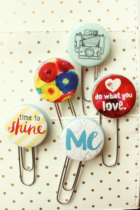 How To Make Badges Diy, Button Maker Ideas Free Printable, Button Badges Ideas, Button Press Ideas, Paper Badges Ideas, Button Badge Design Ideas, Button Designs Ideas, Diy Pins Buttons, Diy Buttons Pins