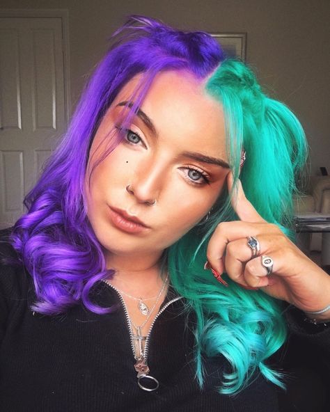 Bright Hair Color Ideas, Split Dye Hair Ideas, Dye Hair Ideas, Split Dye Hair, Fox Hair Color, Two Color Hair, Pixie Haircut Fine Hair, Half And Half Hair, Split Dye