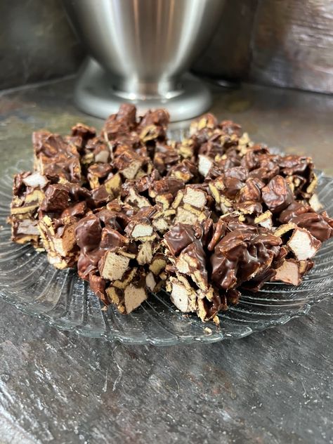 Lilys Chocolate, Catalina Crunch, Crunch Recipe, Keto Bars, Healthy Sweet Snacks, Cereal Bars, S'mores Bar, Melting Chocolate Chips, High Protein Low Carb