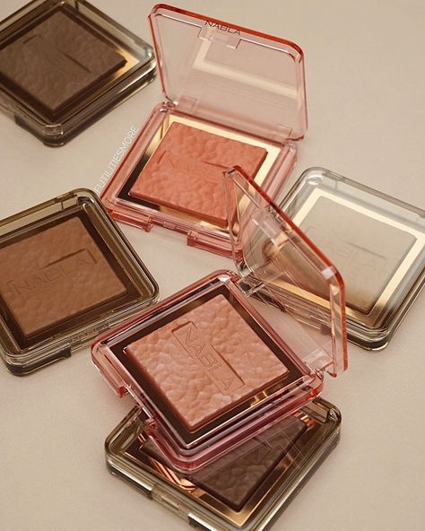 NABLA Cosmetics on Instagram: “We take our glow very seriously! 😜✨ Our new Skin Bronzing and Skin Glazing powders have an innovative imperceptible texture that seamlessly…” Nabla Cosmetics, New Skin, Saint Tropez, Makeup Products, Bronzer, Highlighter, Makeup Looks, Blush, Texture