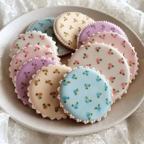 galletas de rosa Icing Biscuits, بيتي فور, Cake 2023, Rose Cookies, Pastel Cupcakes, Cupcakes Decorados, Spring Cookies, Sugar Cookie Designs, Pretty Cookies