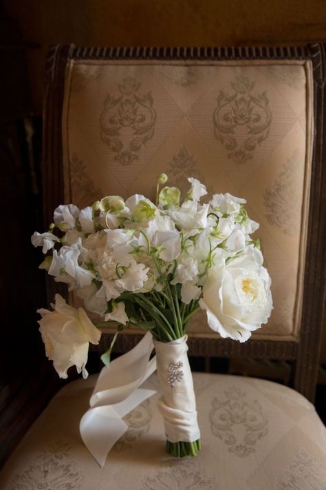 real wedding photo at the mar-a-lago club royal wedding inspired by prince harry meghan markle white wedding bouquet wrapped with silk ribbon Royal Wedding Flowers, Royal Wedding Bouquet, Garden Rose Bouquet Wedding, Wedding Bouquet Ribbon, Royal Wedding Themes, White Garden Roses, Secret Garden Theme, Classic Wedding Bouquet, Garden Rose Bouquet